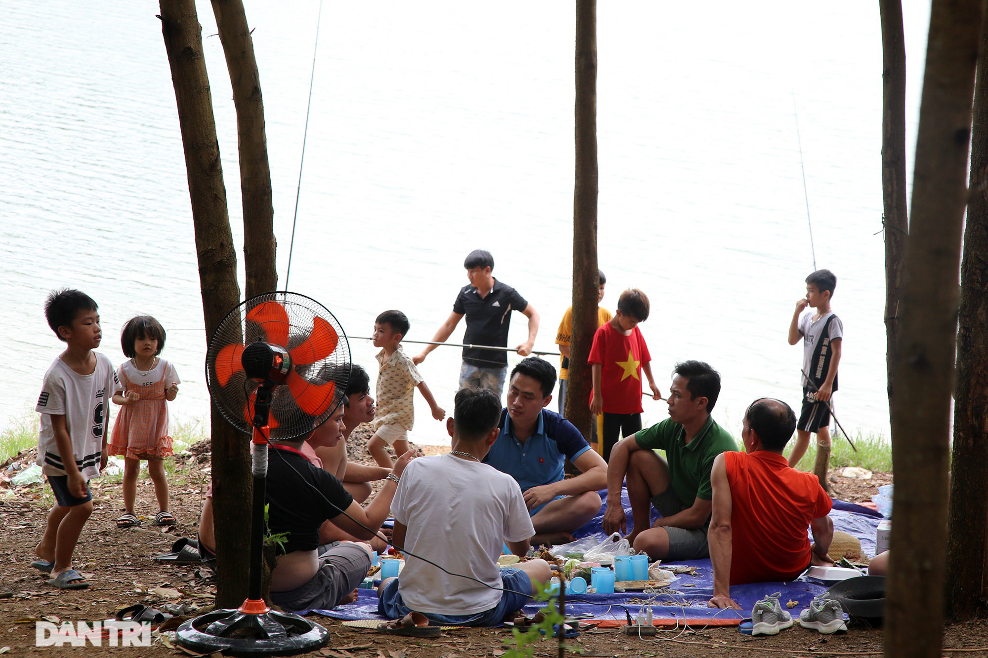 ẢNH: Dù có biển cấm tụ tập, hồ Đồng Mô vẫn tấp nập người đến cắm trại - Ảnh 11.