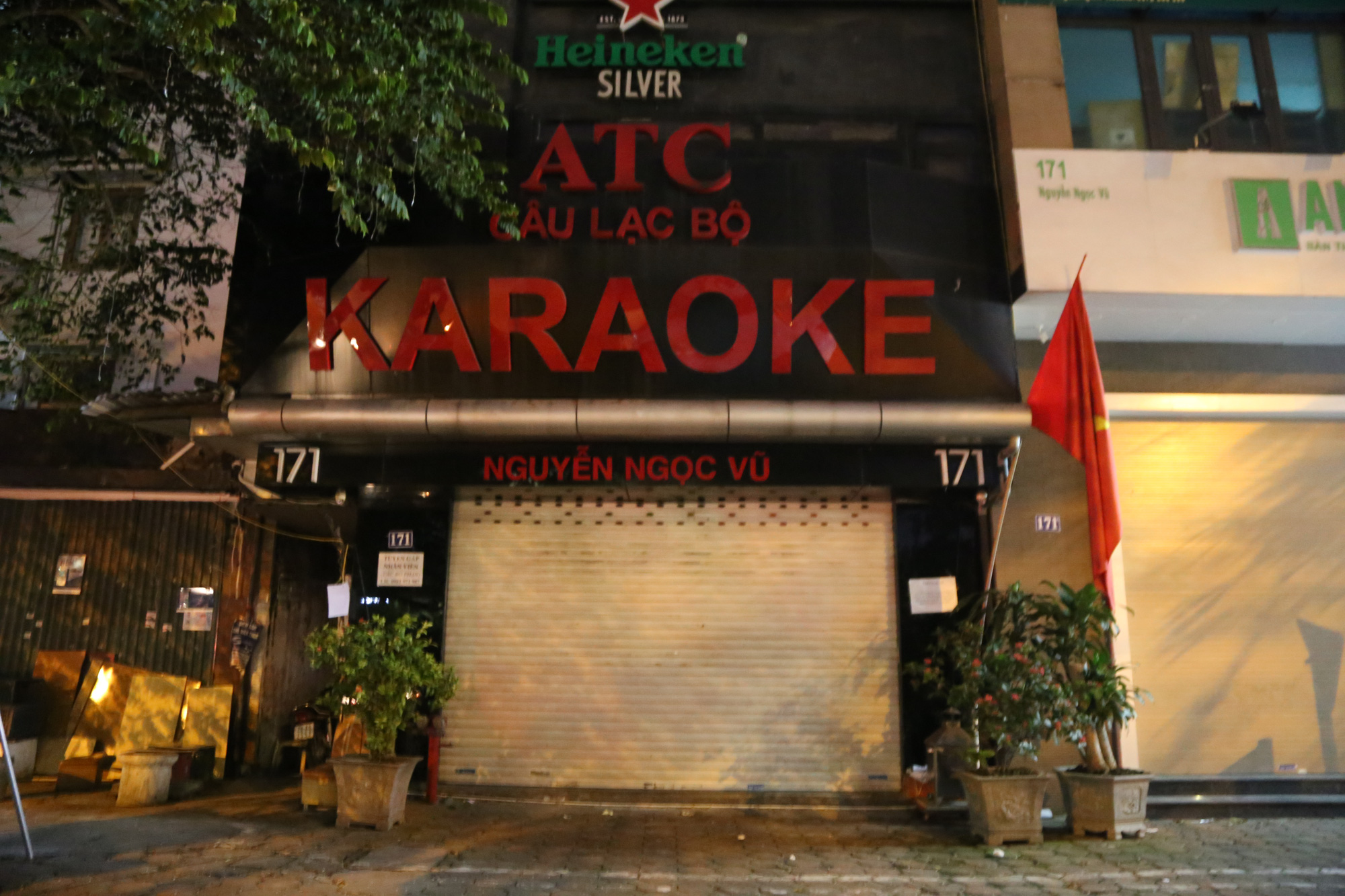 Quán karaoke đóng cửa im lìm, chấp hành quy định phòng, chống Covid-19 - Ảnh 4.