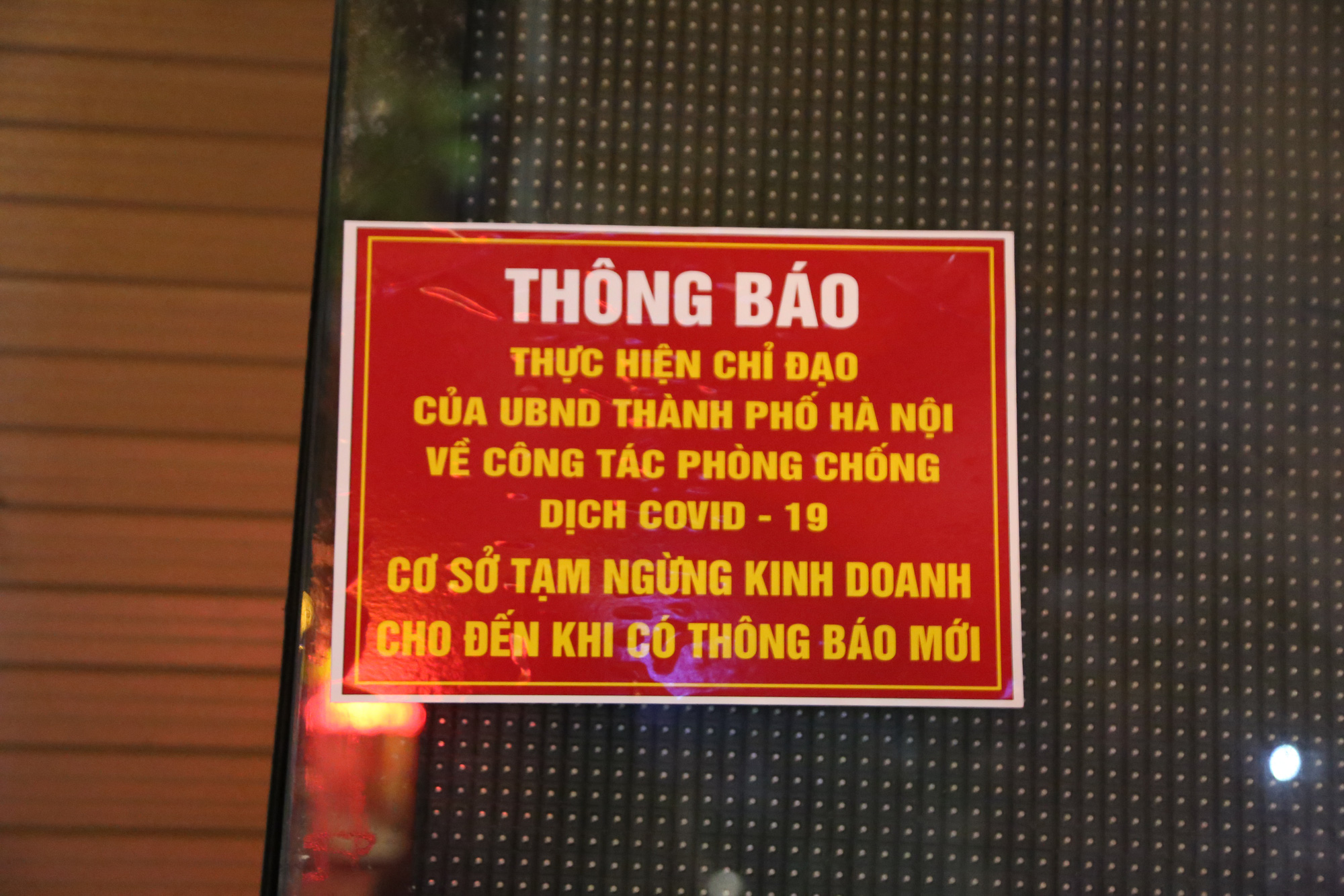 Quán karaoke đóng cửa im lìm, chấp hành quy định phòng, chống Covid-19 - Ảnh 5.