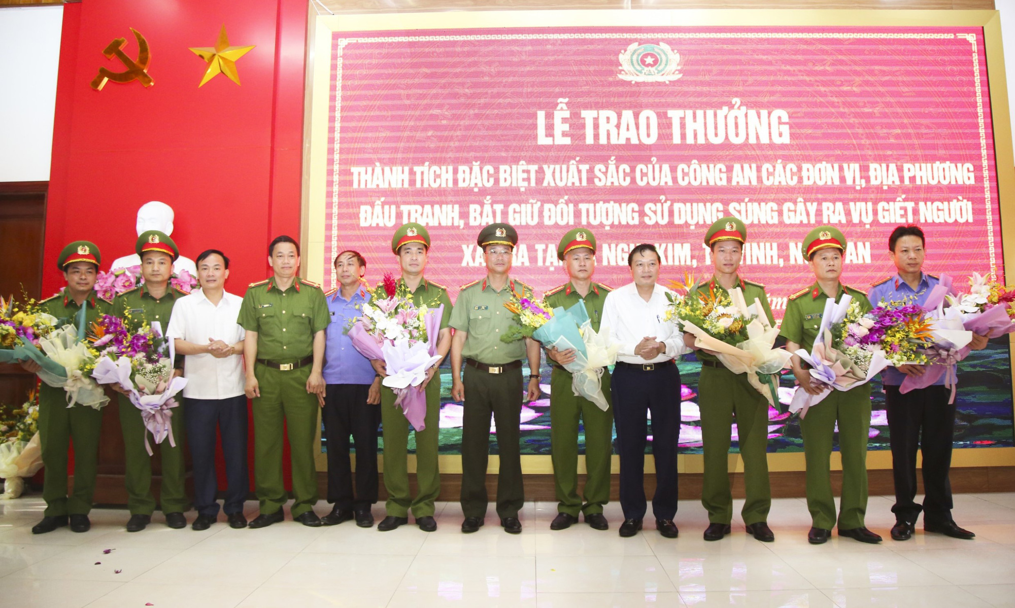 Trao thưởng cho lực lượng sớm bắt nghi phạm bắn chết 2 người ở Nghệ An - Ảnh 1.