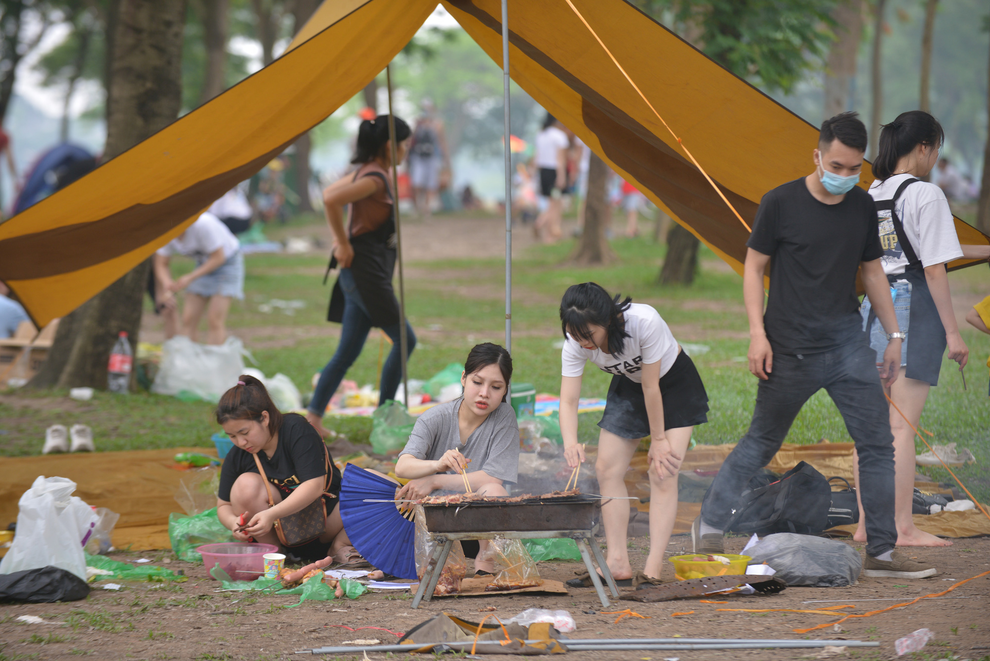 Người dân Thủ đô đổ xô tới công viên Yên Sở cắm trại dịp nghỉ lễ 30/4  - Ảnh 9.