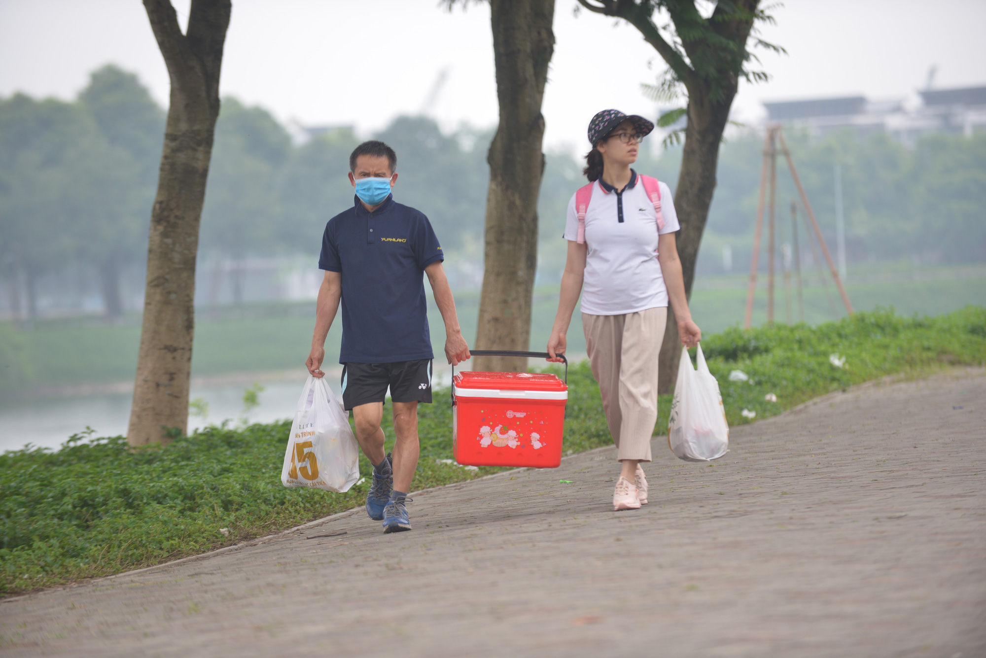Người dân Thủ đô đổ xô tới công viên Yên Sở cắm trại dịp nghỉ lễ 30/4  - Ảnh 6.
