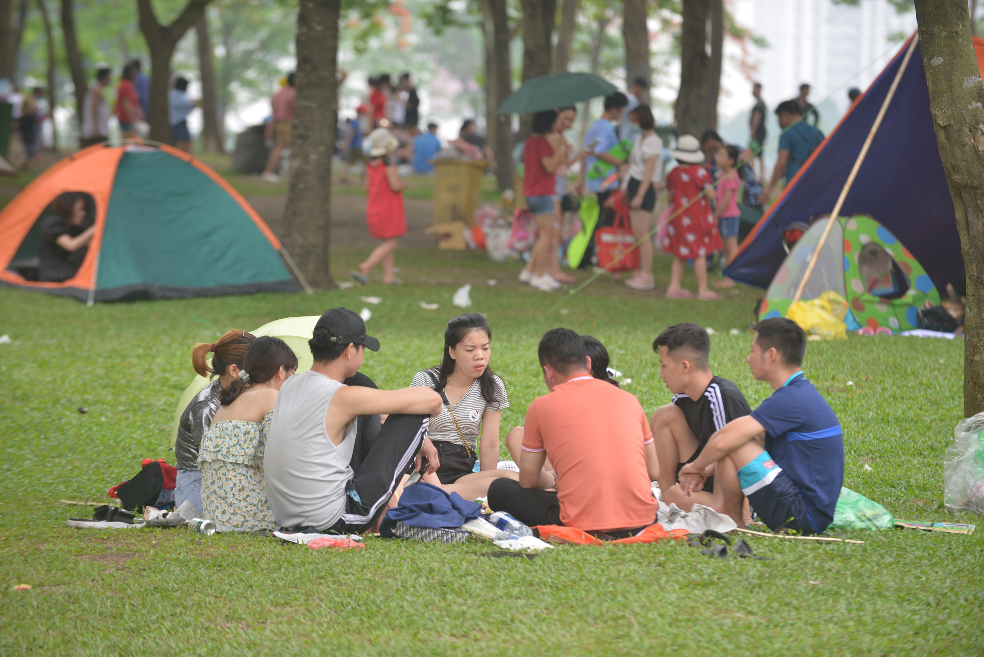 Người dân Thủ đô đổ xô tới công viên Yên Sở cắm trại dịp nghỉ lễ 30/4  - Ảnh 2.