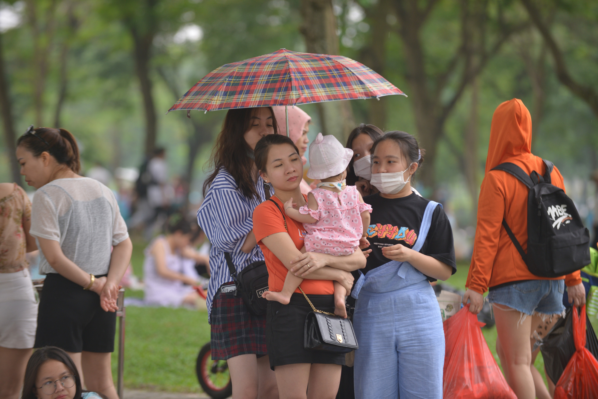 Người dân Thủ đô đổ xô tới công viên Yên Sở cắm trại dịp nghỉ lễ 30/4  - Ảnh 4.
