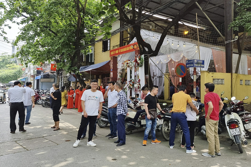 Tuyên Quang: Nhà hàng, quán cà phê vẫn đông nghịt người dù mới phát hiện 4 F1 - Ảnh 5.