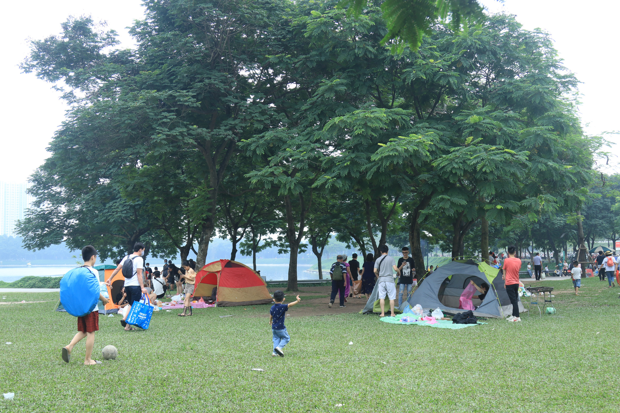 Người dân Thủ đô đổ xô tới công viên Yên Sở cắm trại dịp nghỉ lễ 30/4  - Ảnh 1.