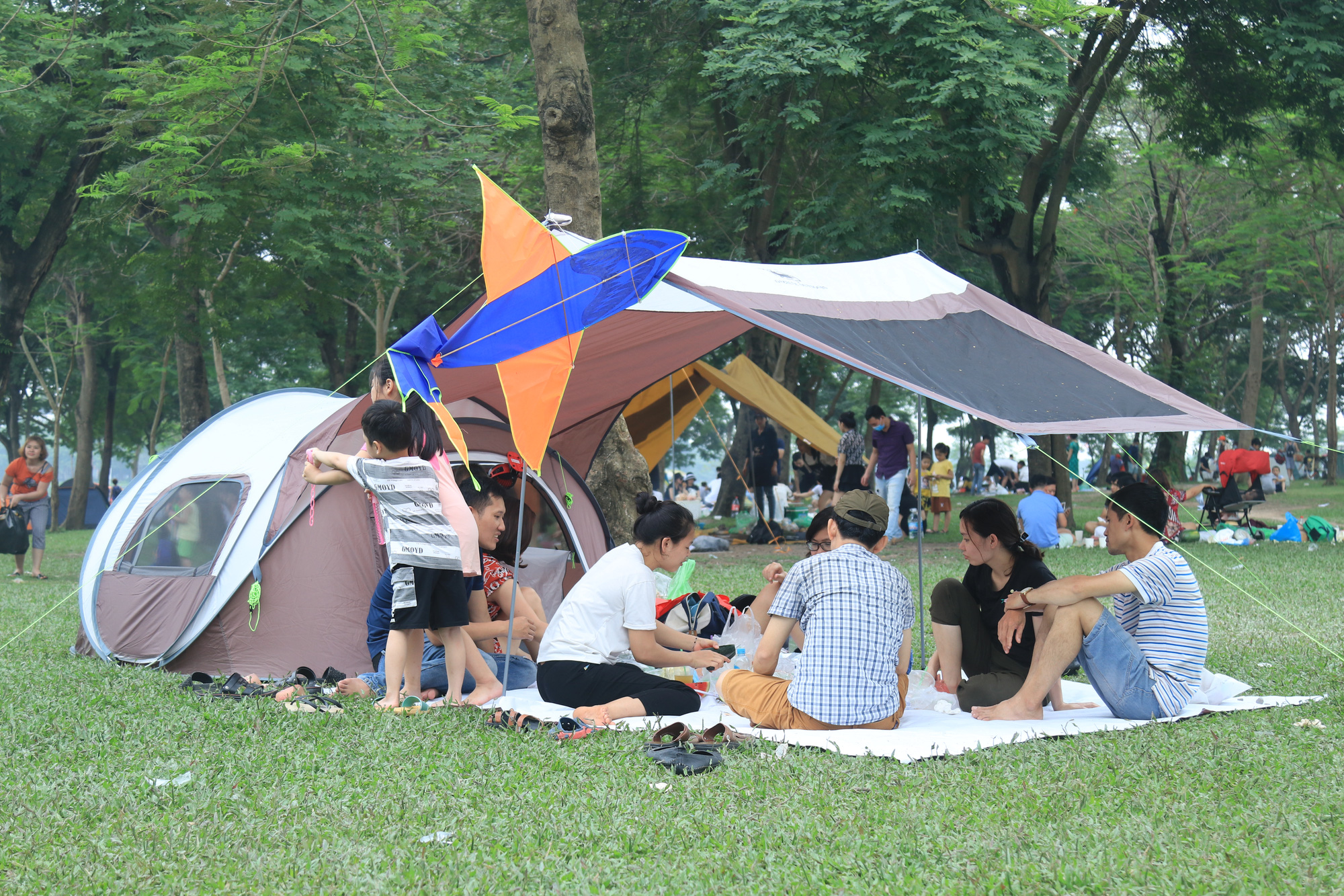 Người dân Thủ đô đổ xô tới công viên Yên Sở cắm trại dịp nghỉ lễ 30/4  - Ảnh 5.