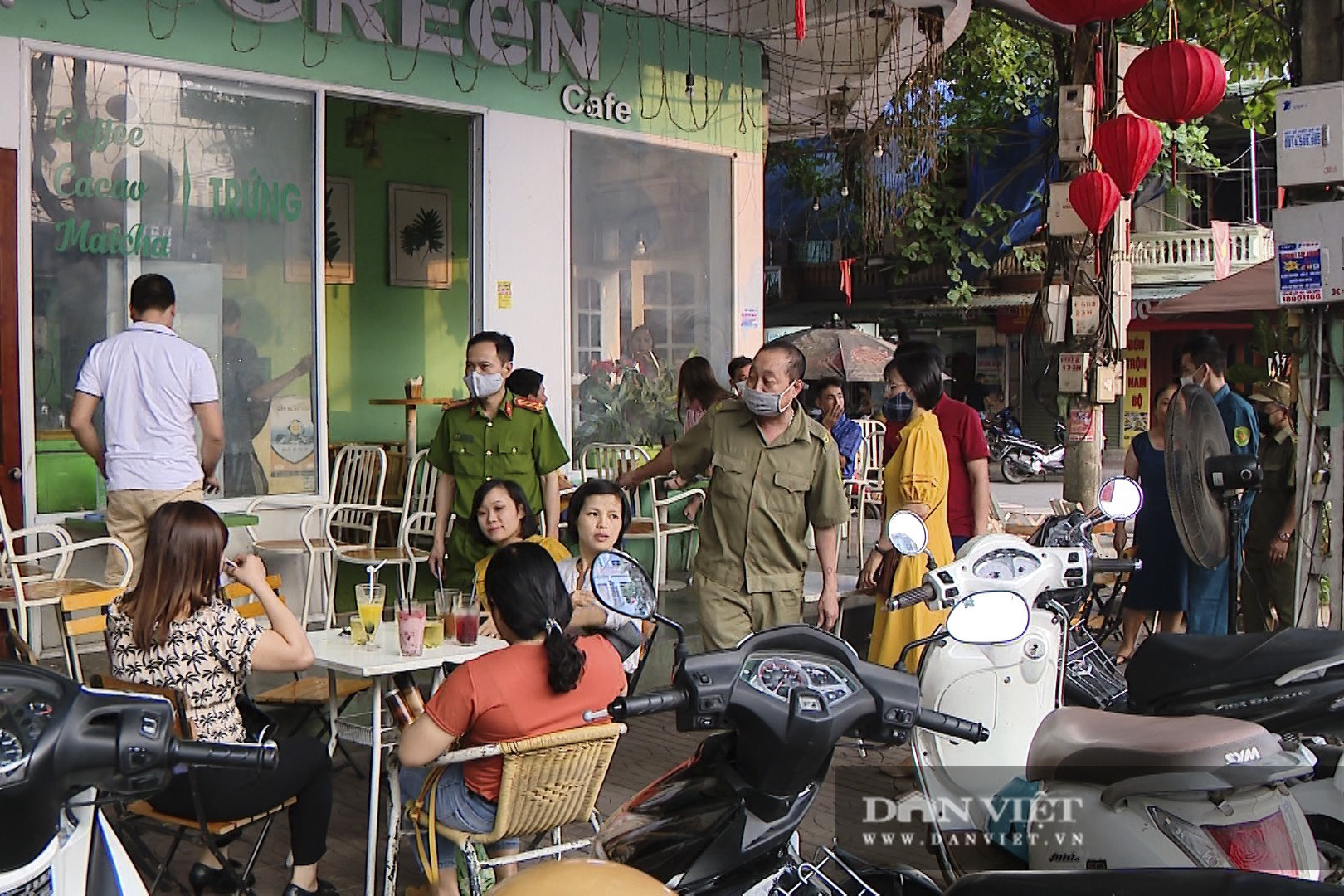 Tuyên Quang: Nhà hàng, quán cà phê vẫn đông nghịt người dù mới phát hiện 4 F1 - Ảnh 2.