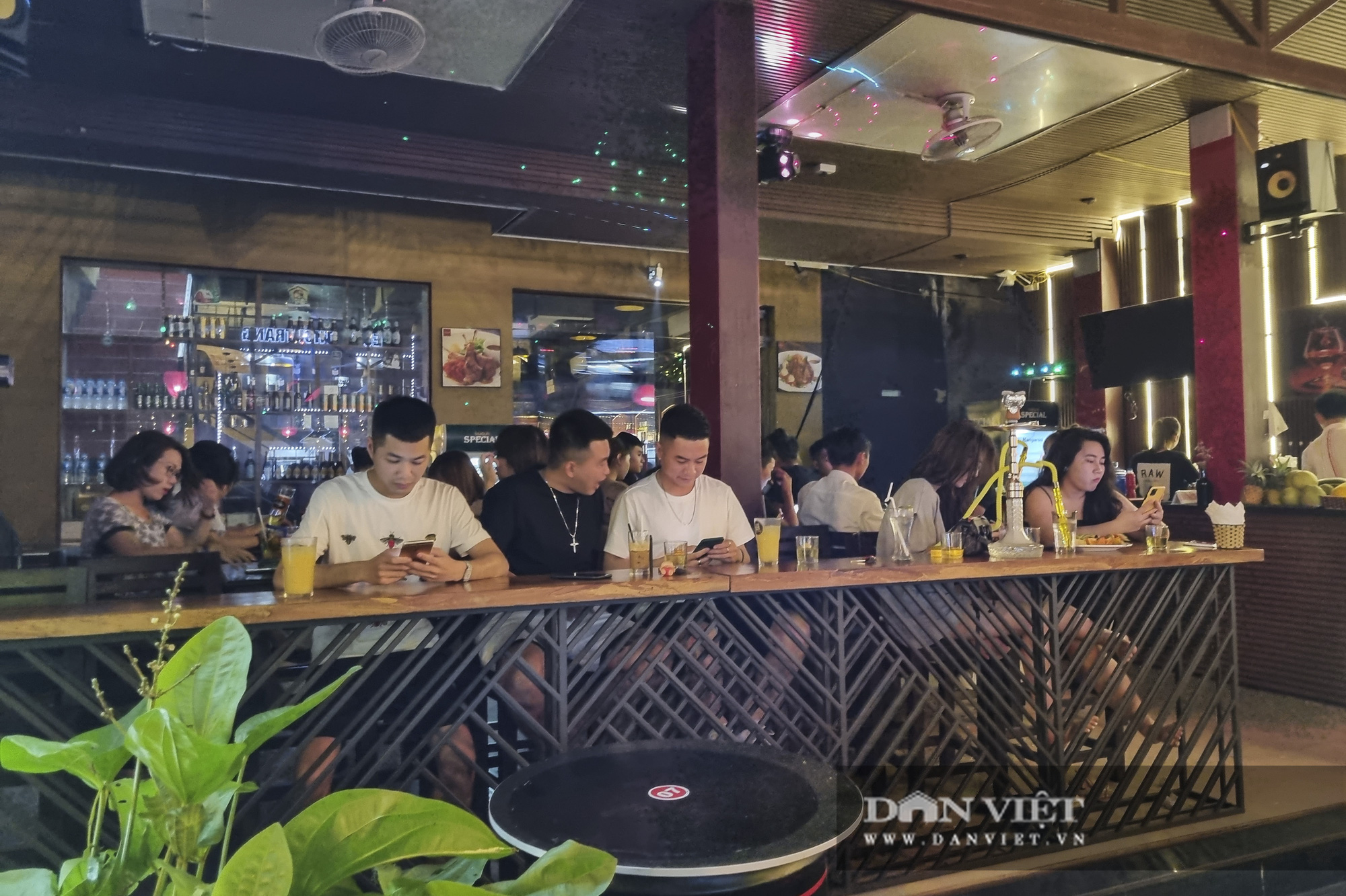 Tuyên Quang: Nhà hàng, quán cà phê vẫn đông nghịt người dù mới phát hiện 4 F1 - Ảnh 7.