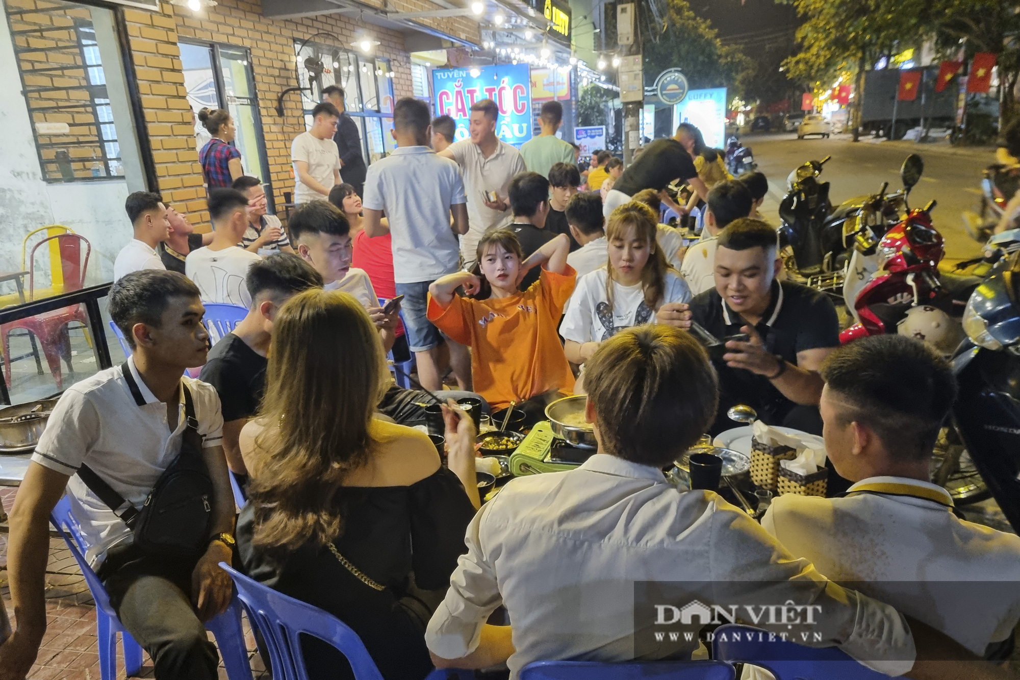 Tuyên Quang: Nhà hàng, quán cà phê vẫn đông nghịt người dù mới phát hiện 4 F1 - Ảnh 8.