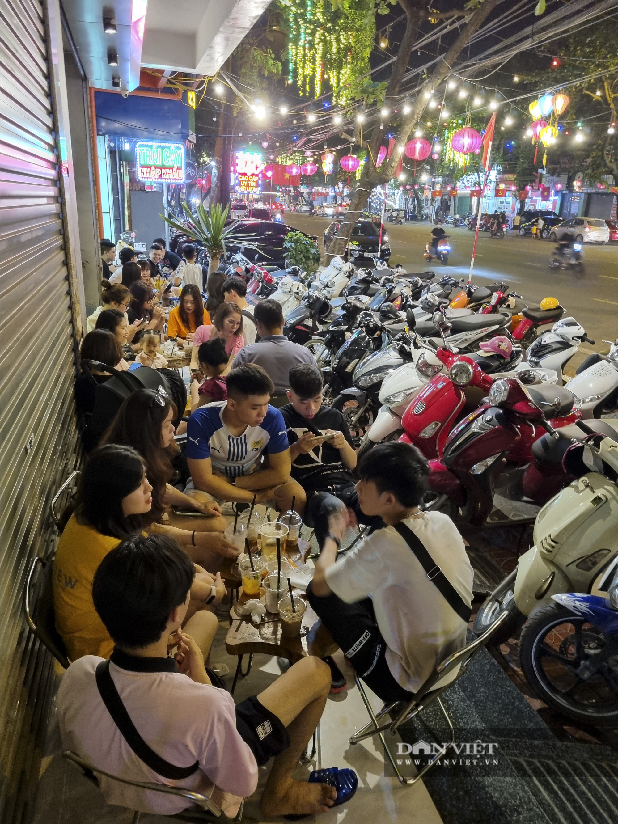 Tuyên Quang: Nhà hàng, quán cà phê vẫn đông nghịt người dù mới phát hiện 4 F1 - Ảnh 9.