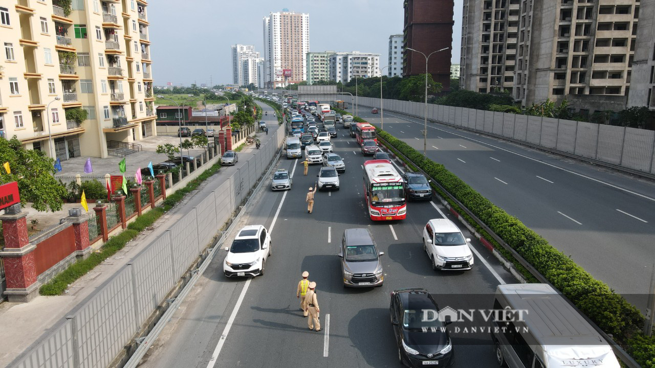 Giao thông ùn tắc từ trưa đến chiều tối tại cửa ngõ Hà  Nội  - Ảnh 2.