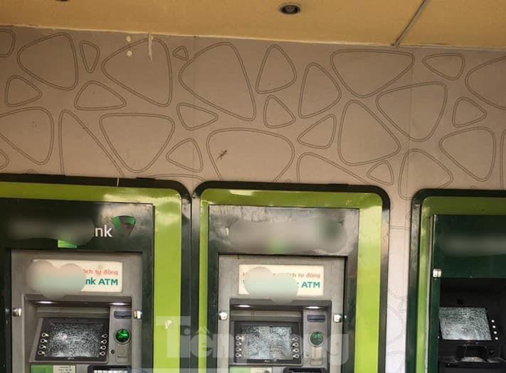 Loạt cây ATM bị đập phá ở Bình Dương - Ảnh 1.