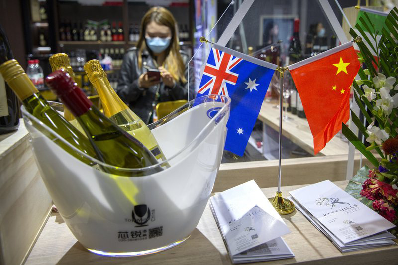 Rượu vang Úc mắc kẹt, chất đống tại cảng Trung Quốc: Canberra tìm cách giải cứu - Ảnh 1.