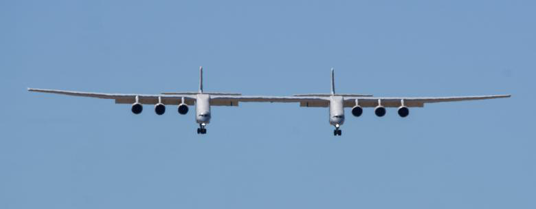 Cận cảnh máy bay lớn nhất thế giới bay trên bầu trời - Ảnh 9.
