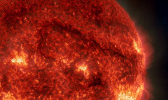 Bão mặt trời di chuyển với tốc độ 1,8 triệu km mỗi giờ đổ bộ vào Trái đất - Ảnh 2.