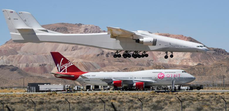 Cận cảnh máy bay lớn nhất thế giới bay trên bầu trời - Ảnh 3.