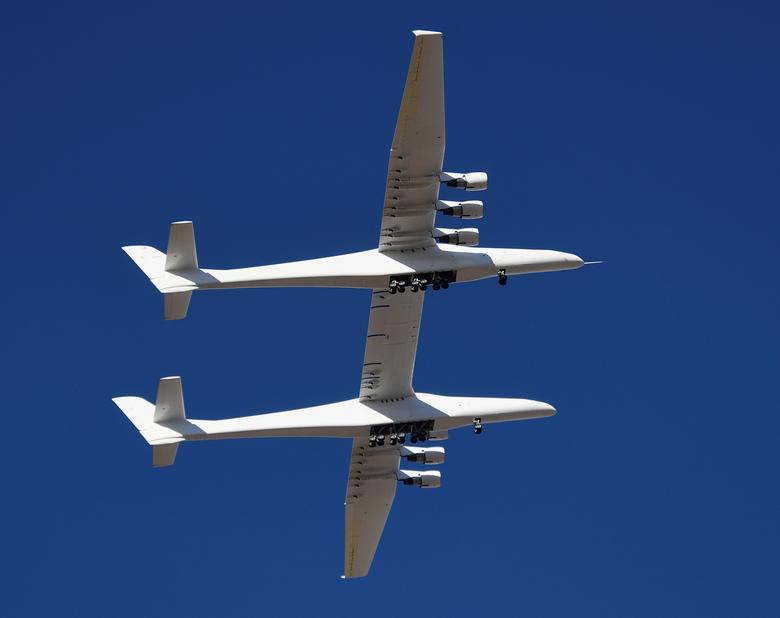Cận cảnh máy bay lớn nhất thế giới bay trên bầu trời - Ảnh 6.