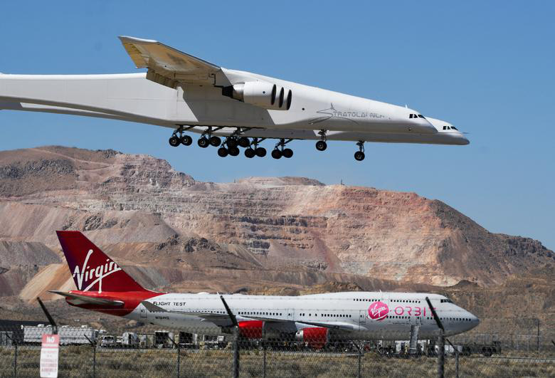 Cận cảnh máy bay lớn nhất thế giới bay trên bầu trời - Ảnh 8.