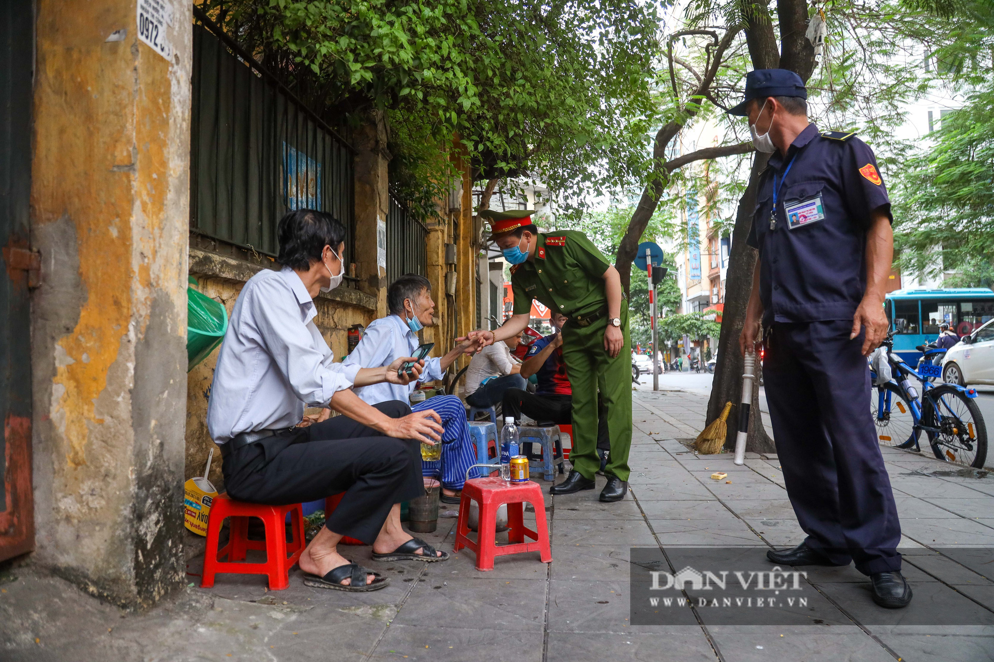 Hà Nội: các di tích đồng loạt đóng cửa, người dân vội vã thu dọn hàng quán - Ảnh 12.