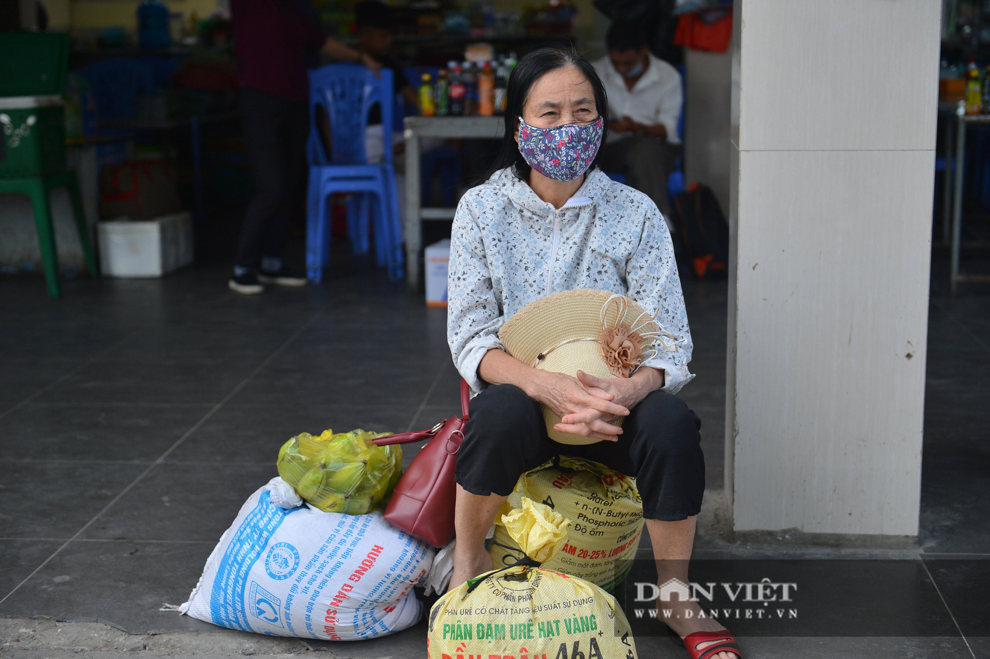 Lo sợ Covid-19 người dân 100% đeo khẩu trang tại các bến xe khi quay trở lại Hà Nội - Ảnh 11.