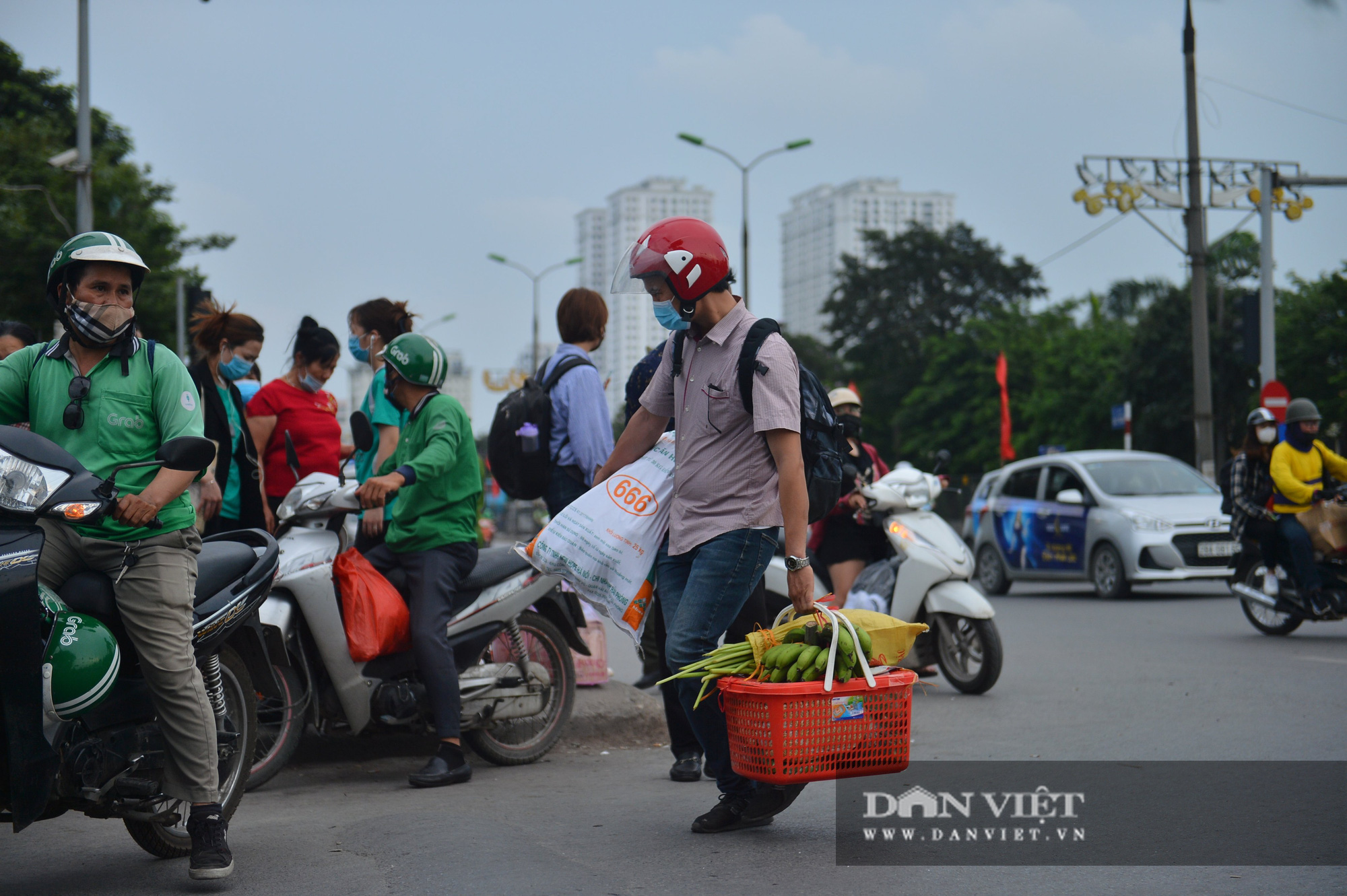 Lo sợ Covid-19 người dân 100% đeo khẩu trang tại các bến xe khi quay trở lại Hà Nội - Ảnh 12.