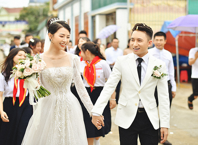 HOT showbiz 3/5: Phan Mạnh Quỳnh và vợ hot girl tạm hoãn đám cưới vì dịch Covid-19 - Ảnh 1.