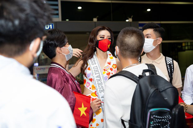 Ảnh: Khánh Vân khẩu trang kín mít &quot;vượt bão&quot; Covid lên đường chinh phục Miss Universe - Ảnh 4.