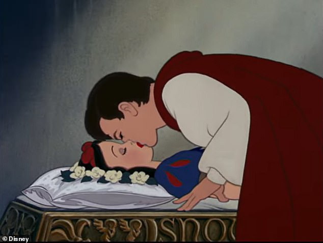Những nụ hôn trong truyện cổ tích khiến phụ huynh lo lắng - Ảnh 2.