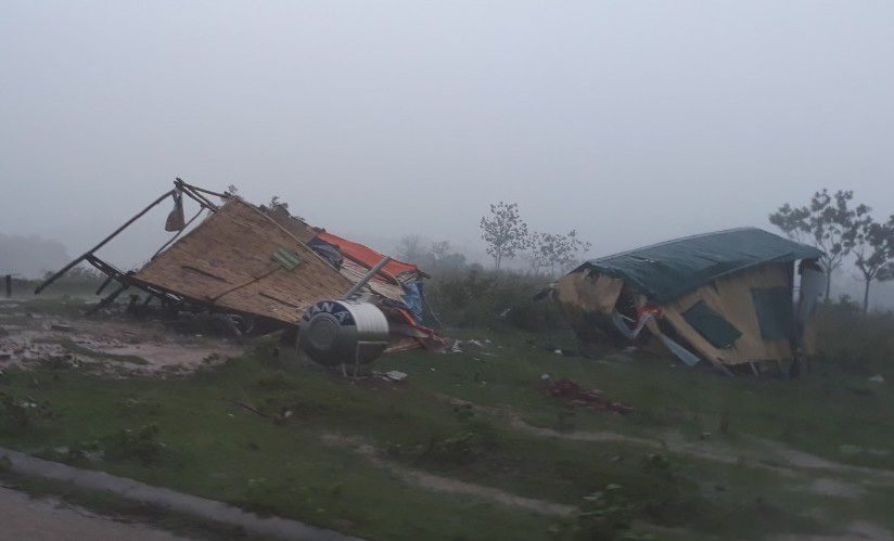Lốc xoáy kinh hoàng khiến hàng chục nhà dân Quảng Trị bị tốc mái, 2 lán trại chống dịch bị sập - Ảnh 3.