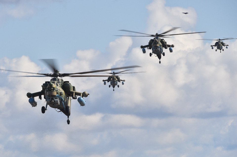 Dàn trực thăng tối tân của Nga chuẩn bị cho duyệt binh 9/5 - Ảnh 2.