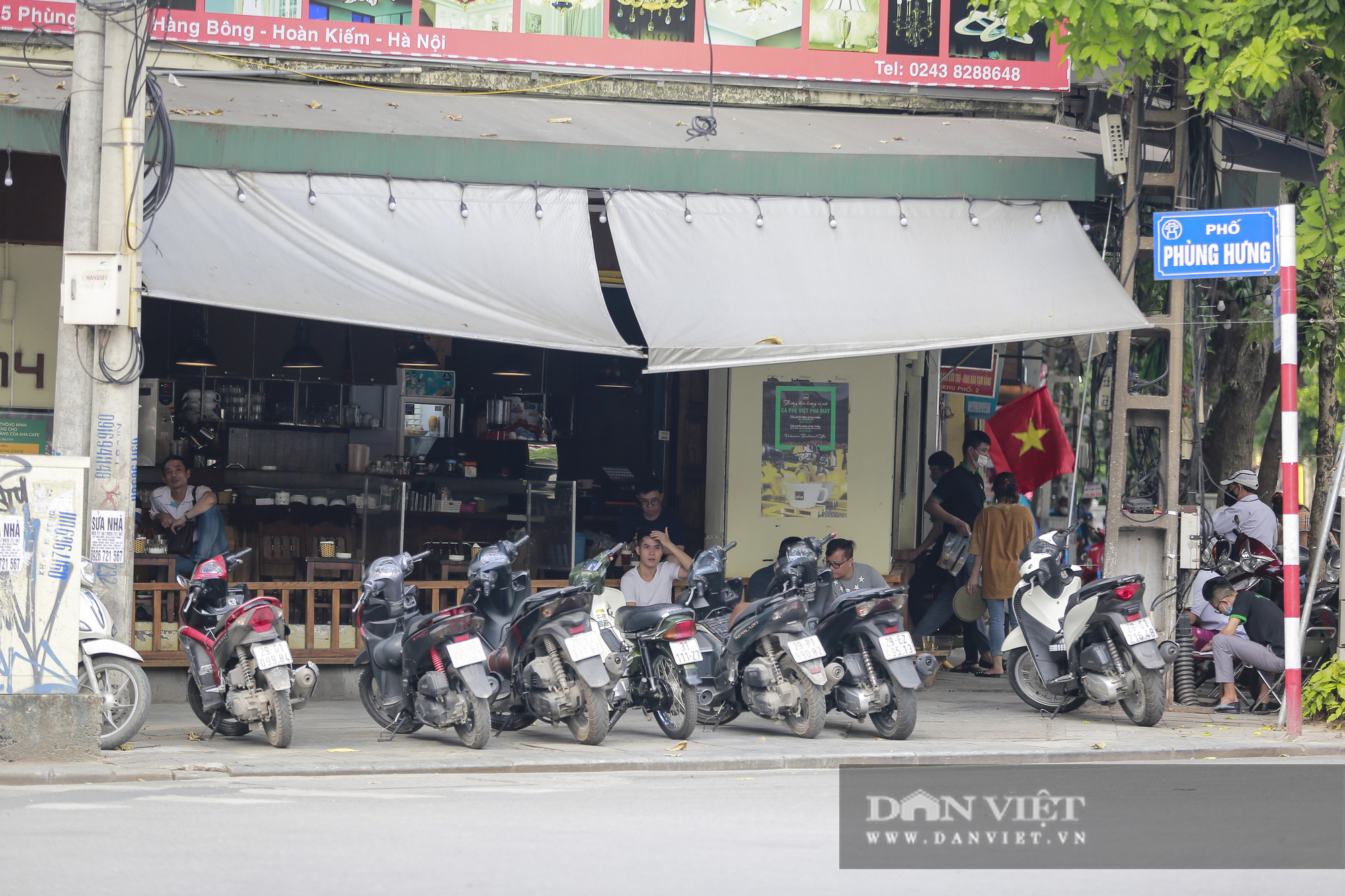 Hà Nội: Nhà hàng, quán cà phê, trà đá vỉa hè nơi chấp hành tốt, nơi vẫn ngang nhiên hoạt động  - Ảnh 2.