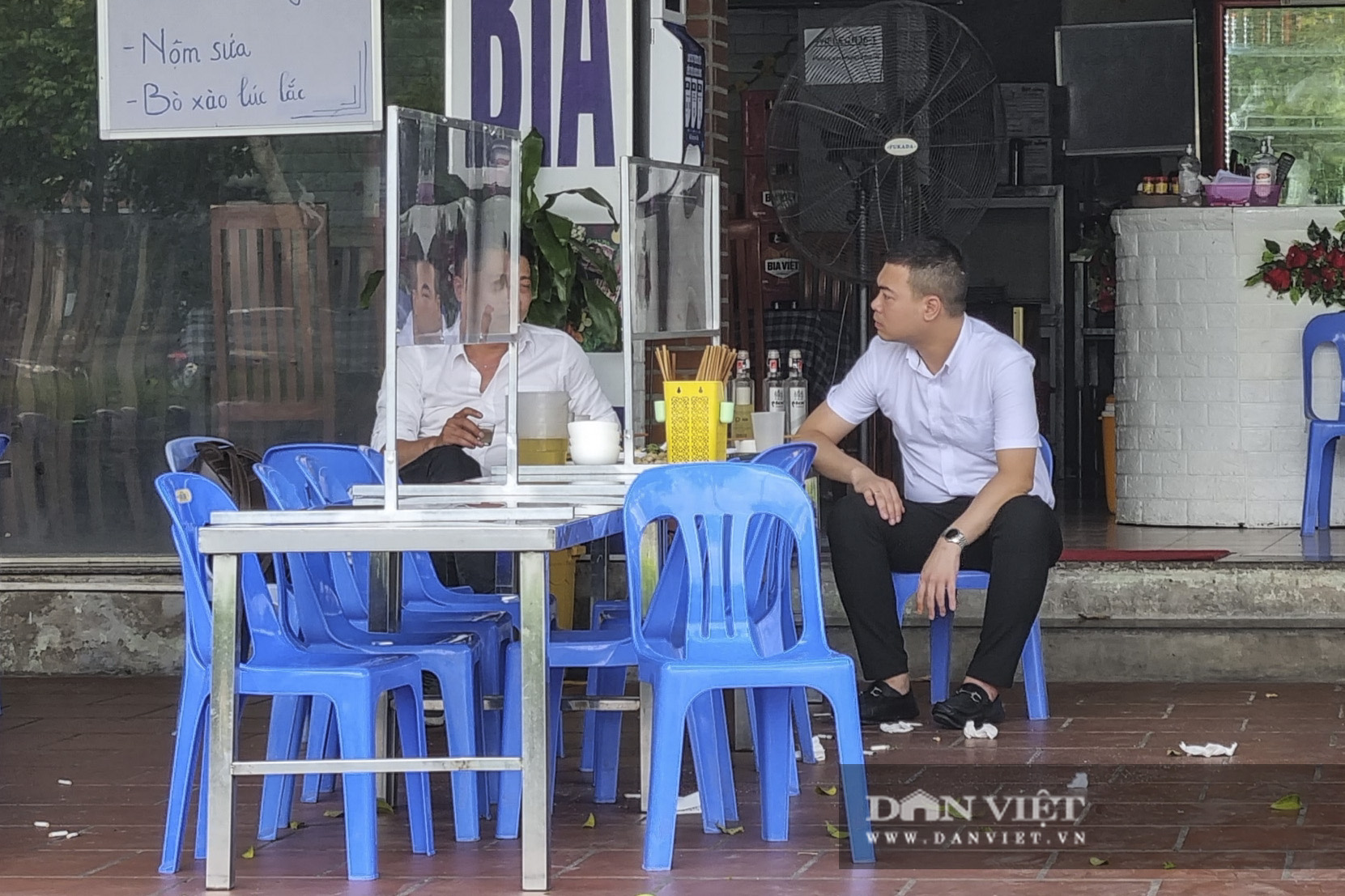 Hà Nội: Nhà hàng, quán cà phê, trà đá vỉa hè nơi chấp hành tốt, nơi vẫn ngang nhiên hoạt động  - Ảnh 5.