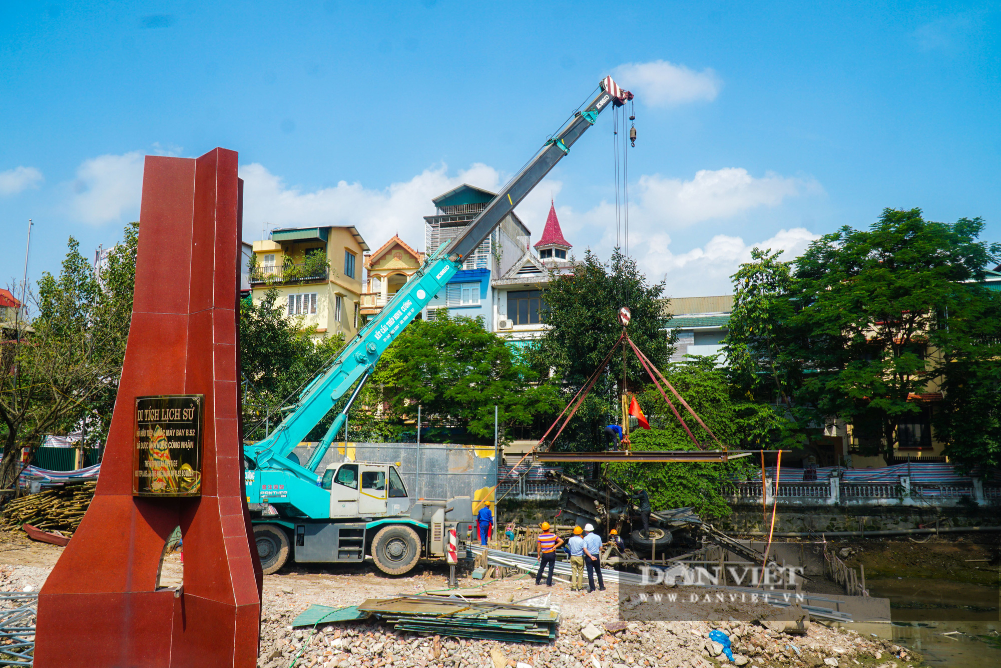 Pháo đài B52 dưới lòng hồ Hà Nội được nhấc bổng lên bờ để tu sửa - Ảnh 1.