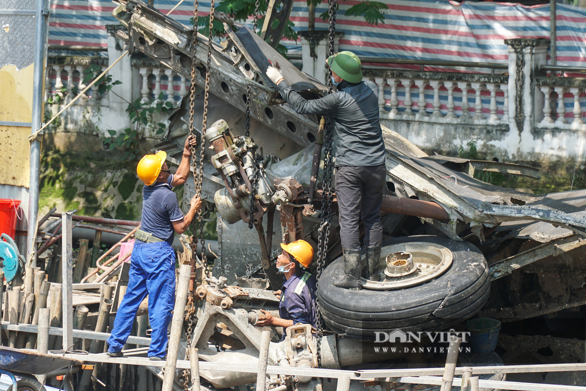 Pháo đài B52 dưới lòng hồ Hà Nội được nhấc bổng lên bờ để tu sửa - Ảnh 10.