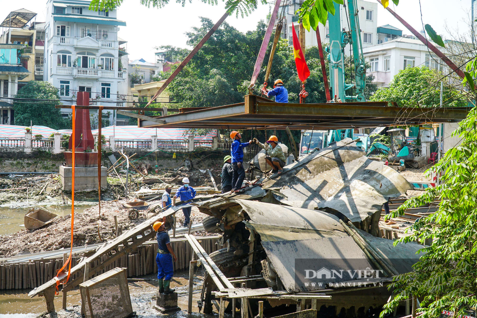 Pháo đài B52 dưới lòng hồ Hà Nội được nhấc bổng lên bờ để tu sửa - Ảnh 3.