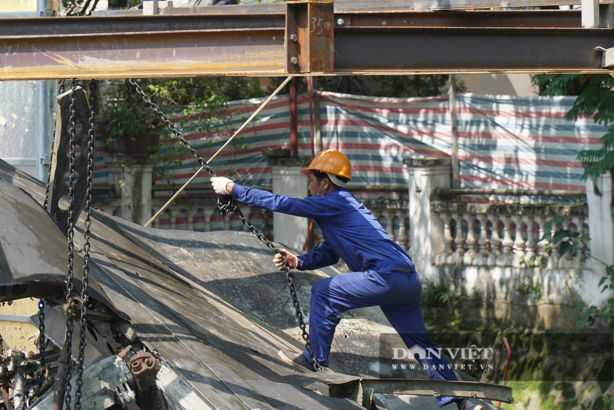 Pháo đài B52 dưới lòng hồ Hà Nội được nhấc bổng lên bờ để tu sửa - Ảnh 5.