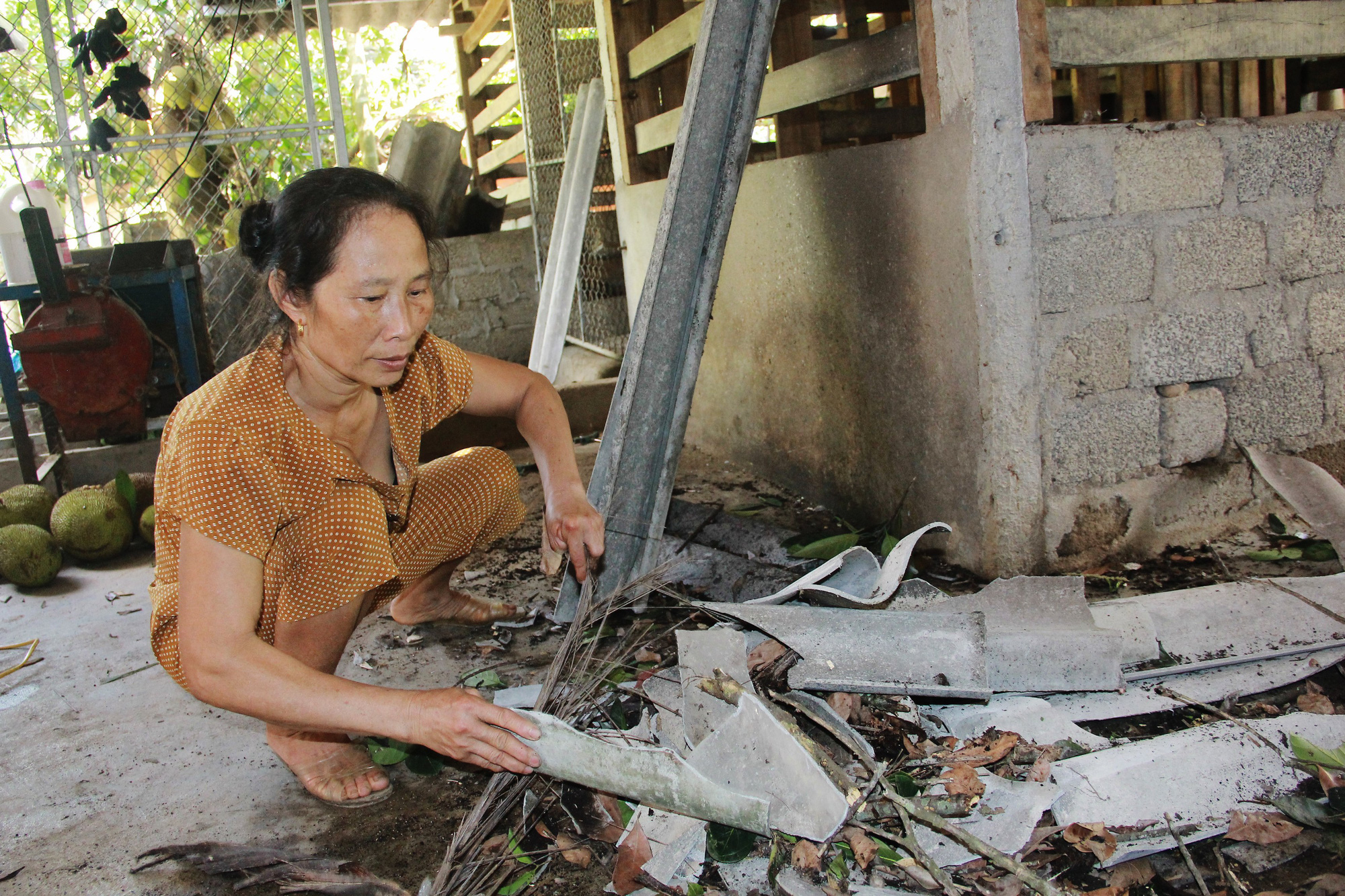 Hà Tĩnh: Lốc xoáy quét qua, hàng trăm ngôi nhà tốc mái, hoa màu hư hỏng nặng, thiệt hại hàng tỷ đồng - Ảnh 3.