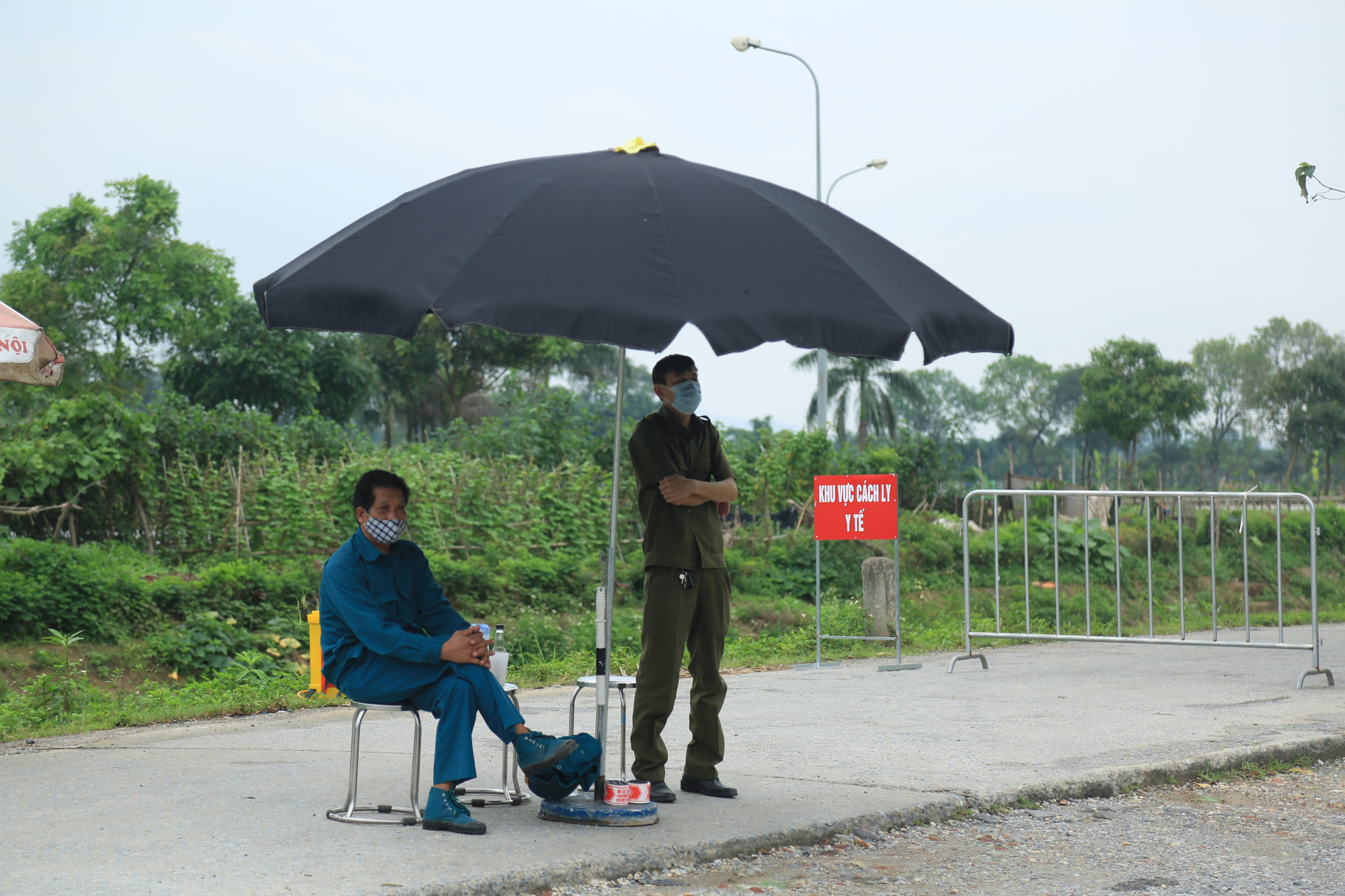 Người thân mang mì tôm trứng tiếp tế tại Bệnh viện Nhiệt đới Trung ương cơ sở 2 - Ảnh 3.