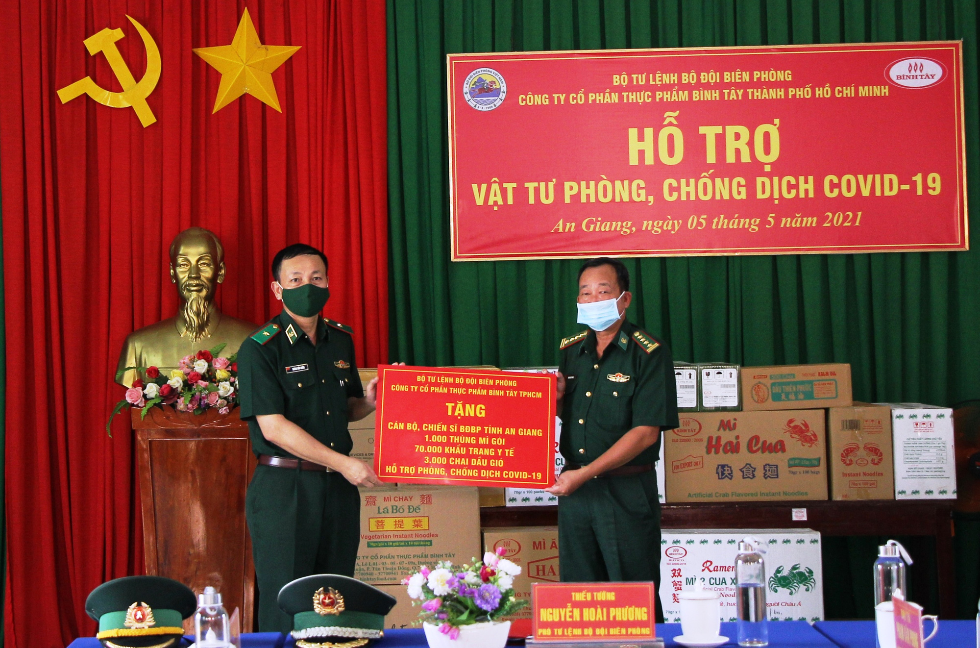 Hỗ trợ vật tư phòng, chống dịch bệnh Covid-19 cho BĐBP An Giang - Ảnh 1.