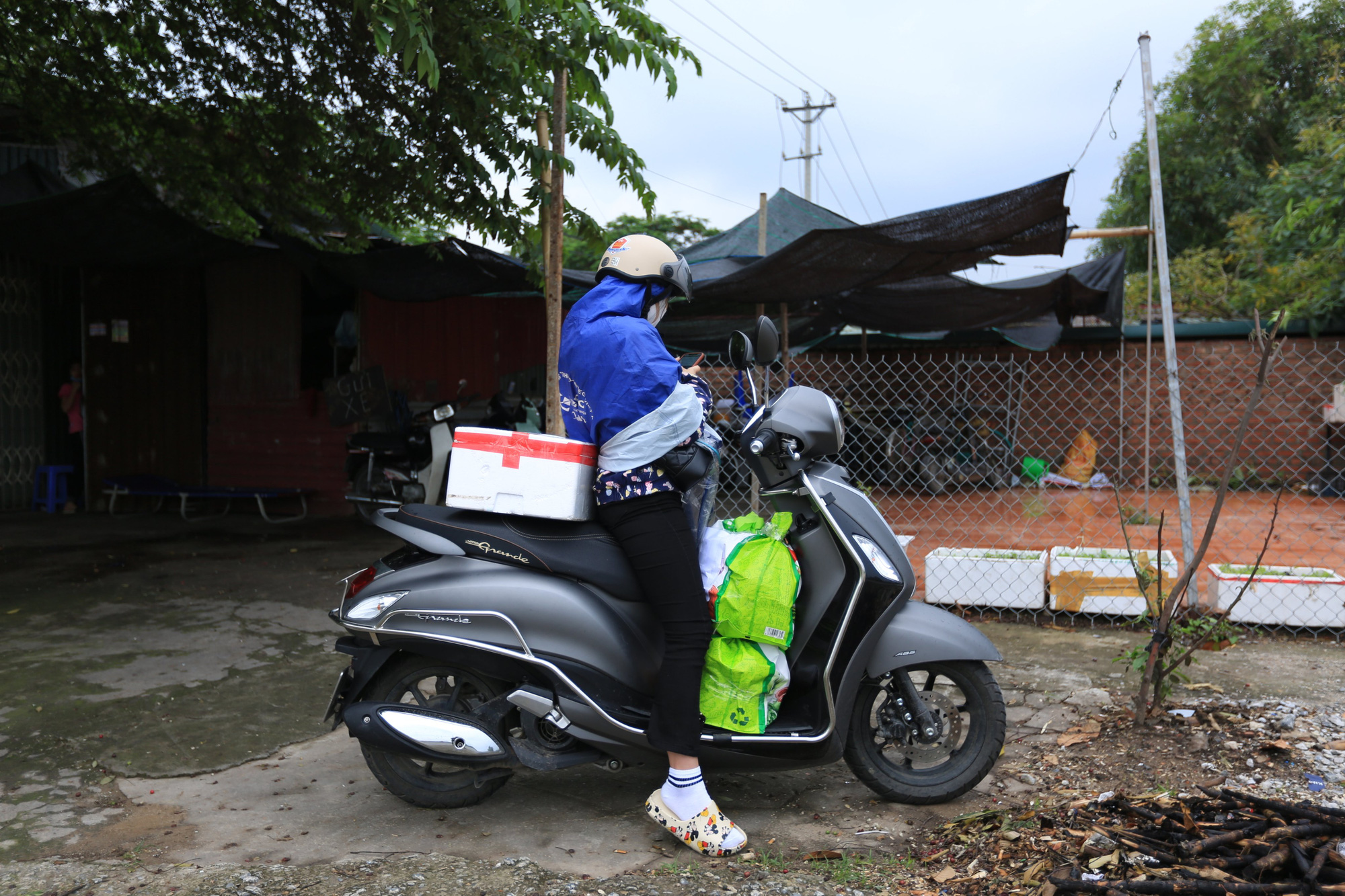 Người thân mang mì tôm trứng tiếp tế tại Bệnh viện Nhiệt đới Trung ương cơ sở 2 - Ảnh 4.