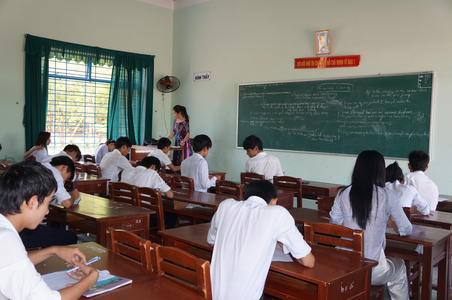 Học sinh Quảng Nam đi học trở lại: Nếu giáo viên, học sinh nào không đeo khẩu trang không được vào trường - Ảnh 1.