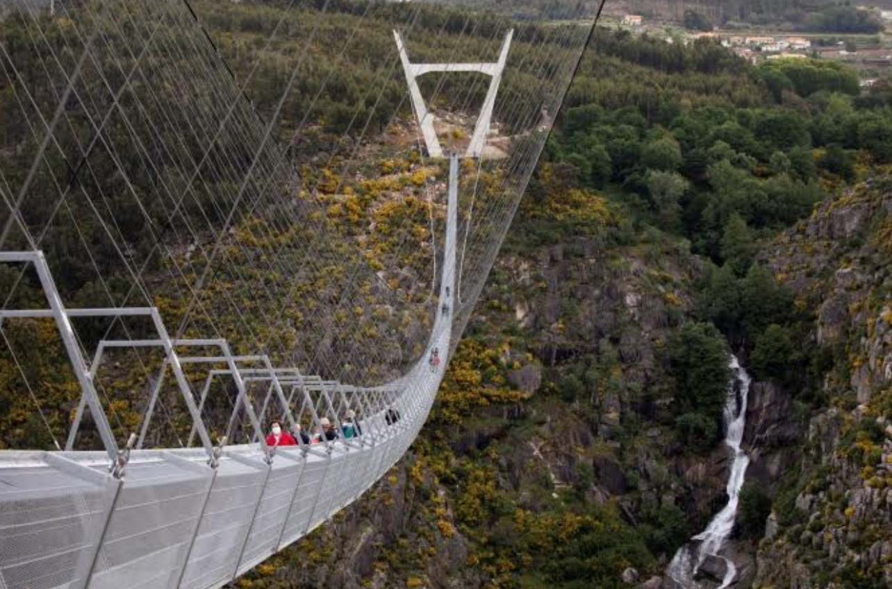 Bồ Đào Nha: Bất chấp dịch du khách vẫn đến tham quan cây cầu treo dài nhất thế giới - Ảnh 3.