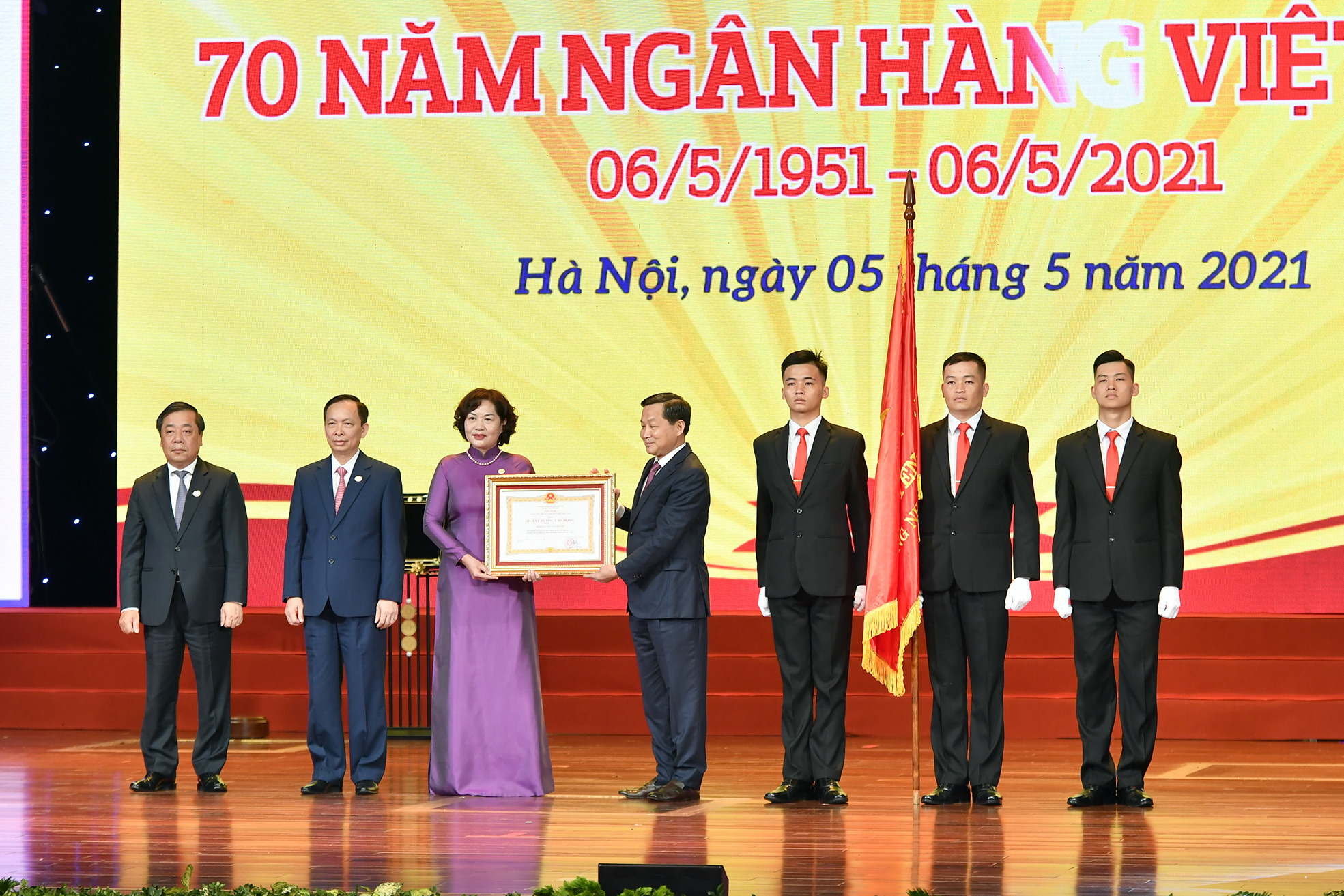 Tổng Bí thư Nguyễn Phú Trọng dự Lễ kỷ niệm 70 năm thành lập ngành Ngân hàng Việt Nam - Ảnh 3.