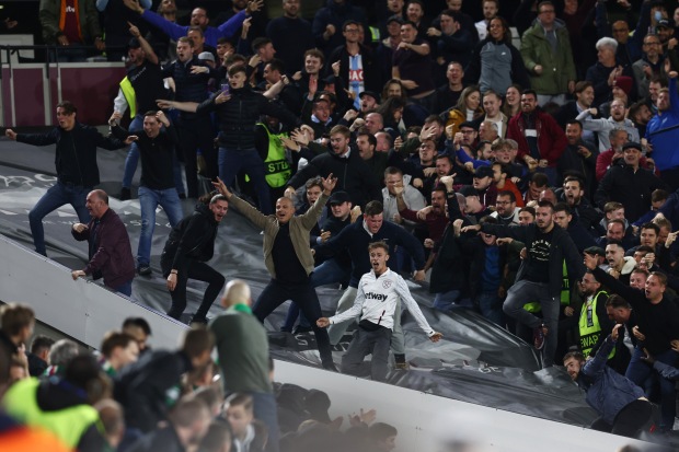 Bạo động kinh hoàng trong chiến thắng của West Ham tại Europa League - Ảnh 4.