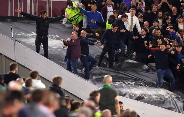Bạo động kinh hoàng trong chiến thắng của West Ham tại Europa League - Ảnh 5.