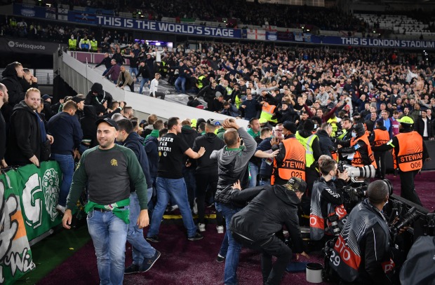 Bạo động kinh hoàng trong chiến thắng của West Ham tại Europa League - Ảnh 3.