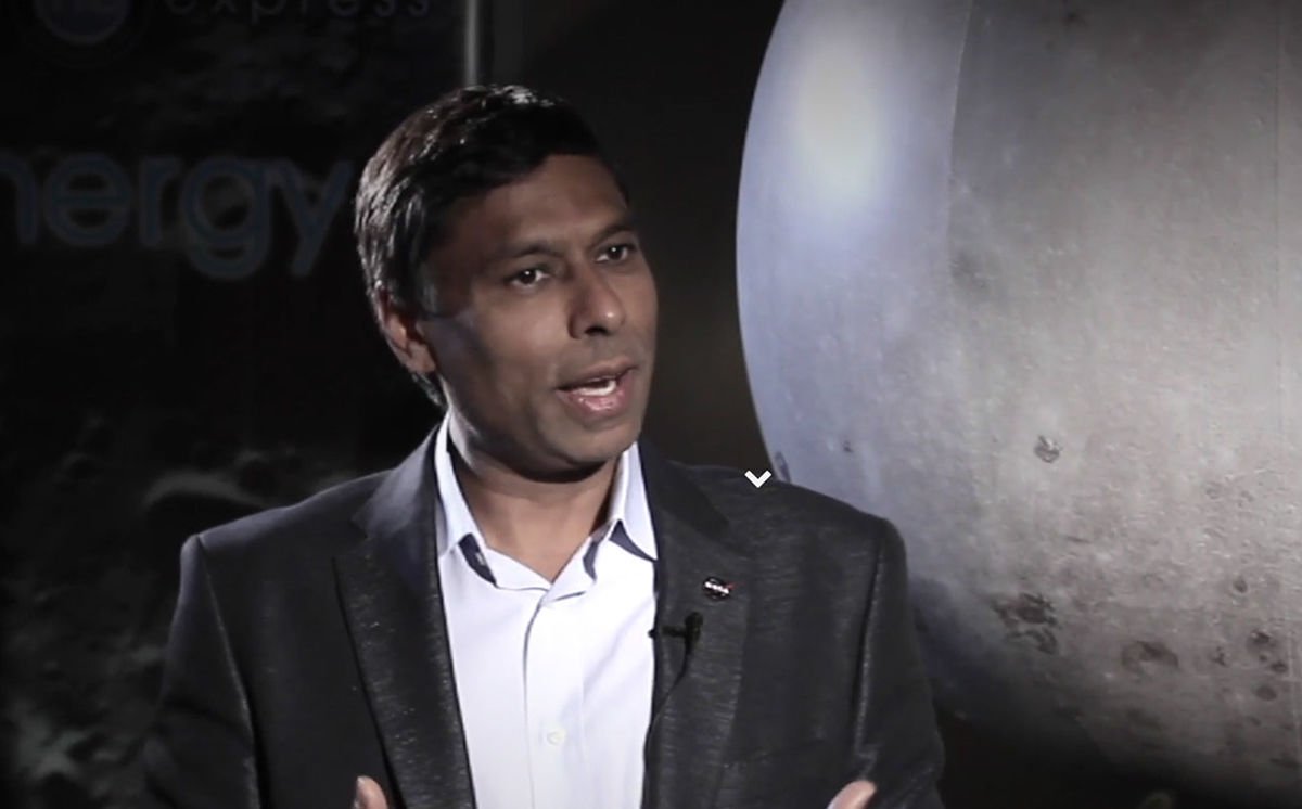 .Naveen Jain, nhà đồng sáng lập của Moon Express, công ty có mục tiêu cung cấp công cụ để khai thác tài nguyên trên Mặt trăng, sinh ra ở vùng nông thôn Ấn Độ.