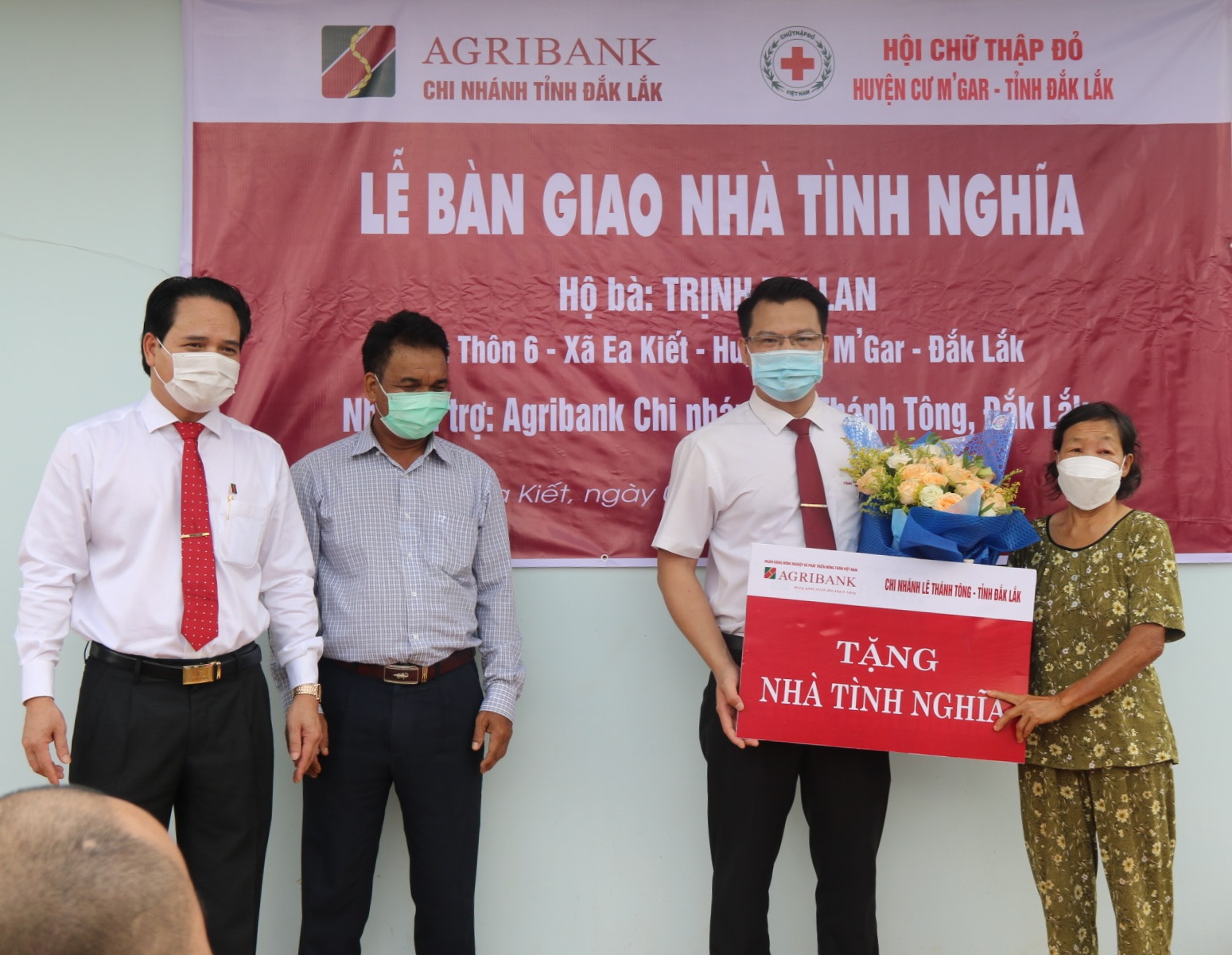 Agribank tỉnh Đắk Lắk trao tặng nhà tình nghĩa cho hộ nghèo  - Ảnh 1.