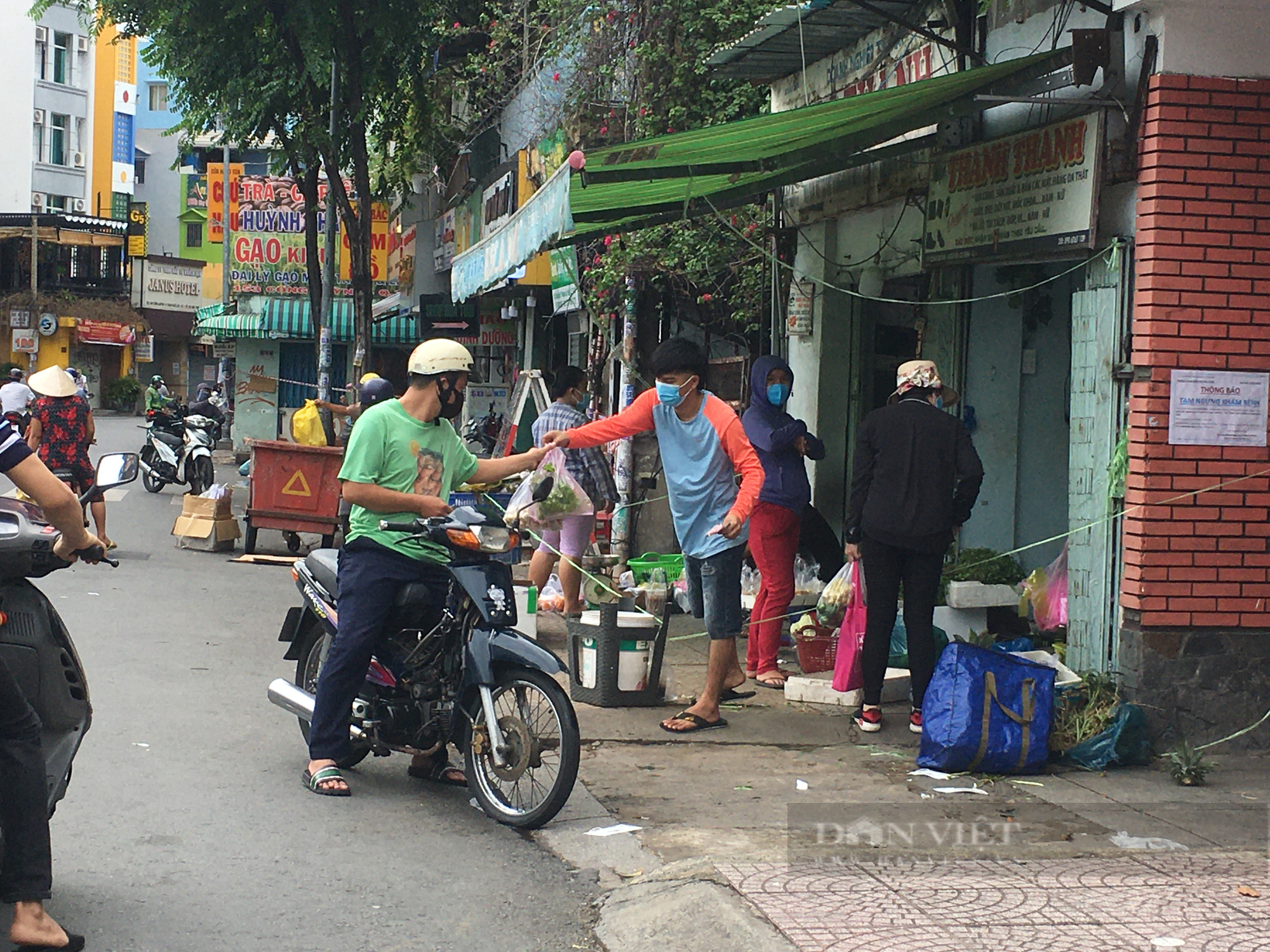 TP.HCM chính thức áp dụng chỉ thị 18 về phòng chống dịch và phục hồi kinh tế - Ảnh 1.